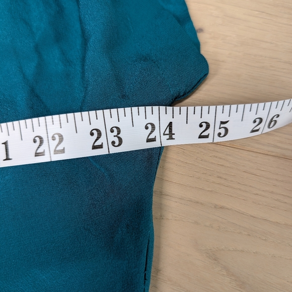 EUC- 100% silk  BEAUTIFUL Teal blouse - Picture 7 of 9